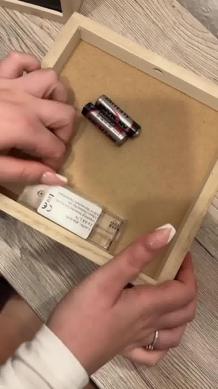 Beleuchteter Bilderrahmen inkl. deinem Foto | Batterie betrieben (ohne Kabel) | für die Wand oder zum Aufstellen | angenehmes Licht | Handmade in Bayern aus Holz | 20x20 cm - ohne Text - Bilderrahmen