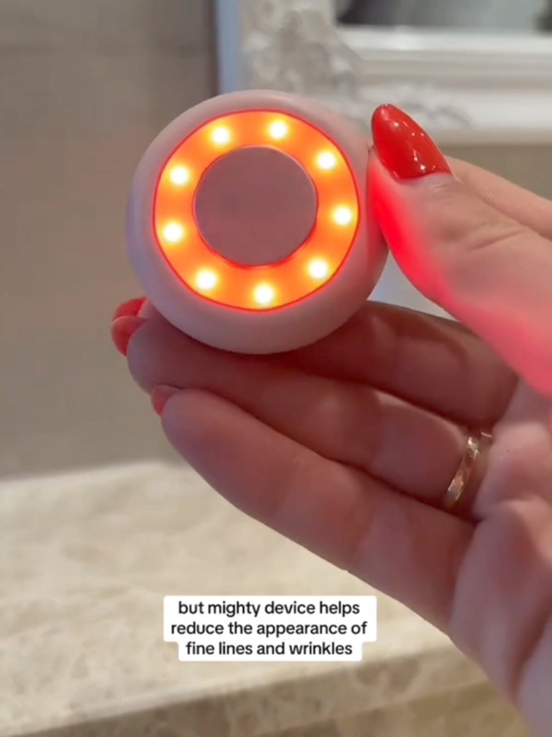 2-in-1 Mini - Compact Red Light Therapy Wand | Solawave 广告素材