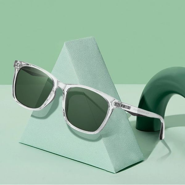 Minimalist Retro Sunglasses – Hayes Carter ad creative