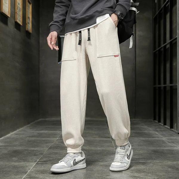 Classic Corduroy Jogger – Benson & Clark 广告素材