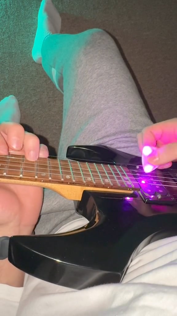 HOT SALE 49% OFF 🎸 Pickpal: Glow Guitar Bass Pick – Eurooccasion