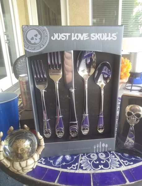 Just Love Skulls Stainless Steel Flatware 广告素材