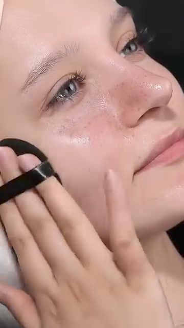 Red Ginseng Bird's Nest Rejuvenating Double Layer Foundation 广告素材
