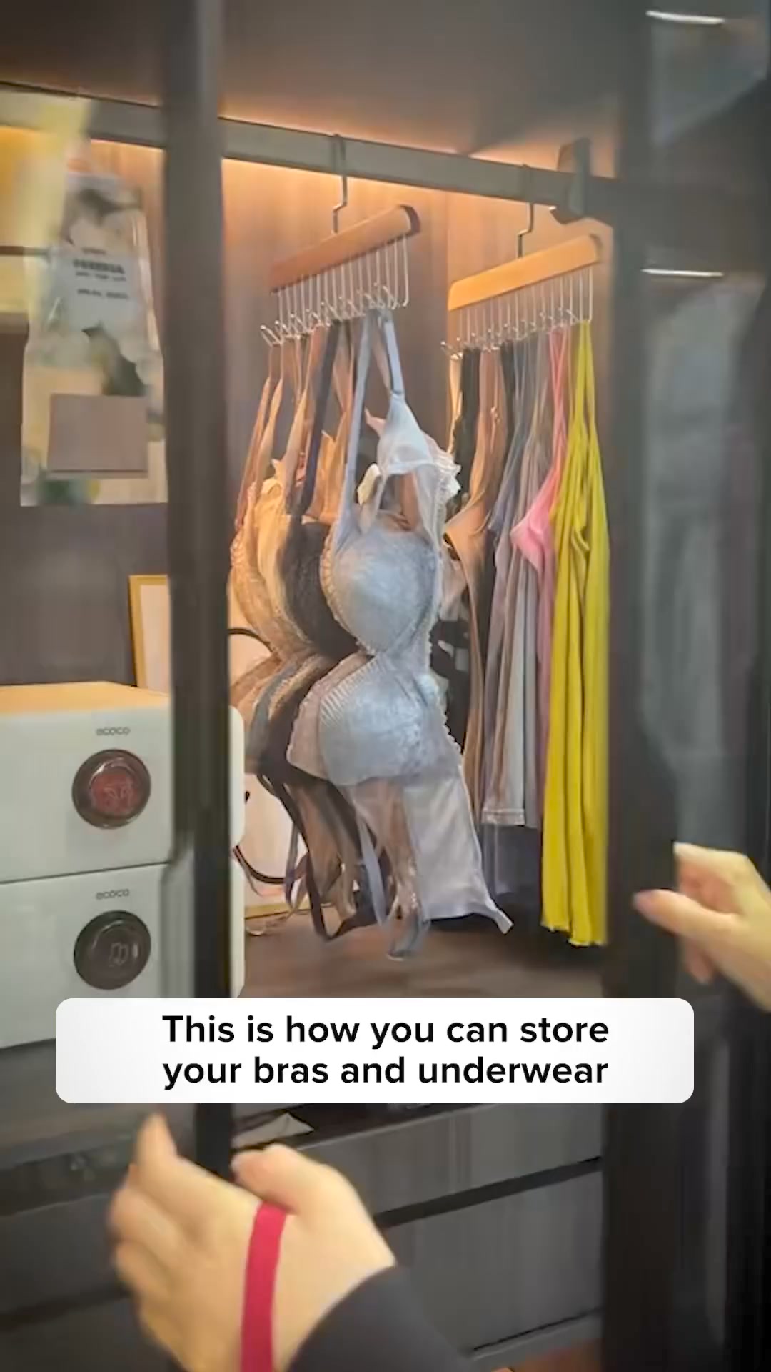 8 Hook Wooden Clothes Hanger 广告素材