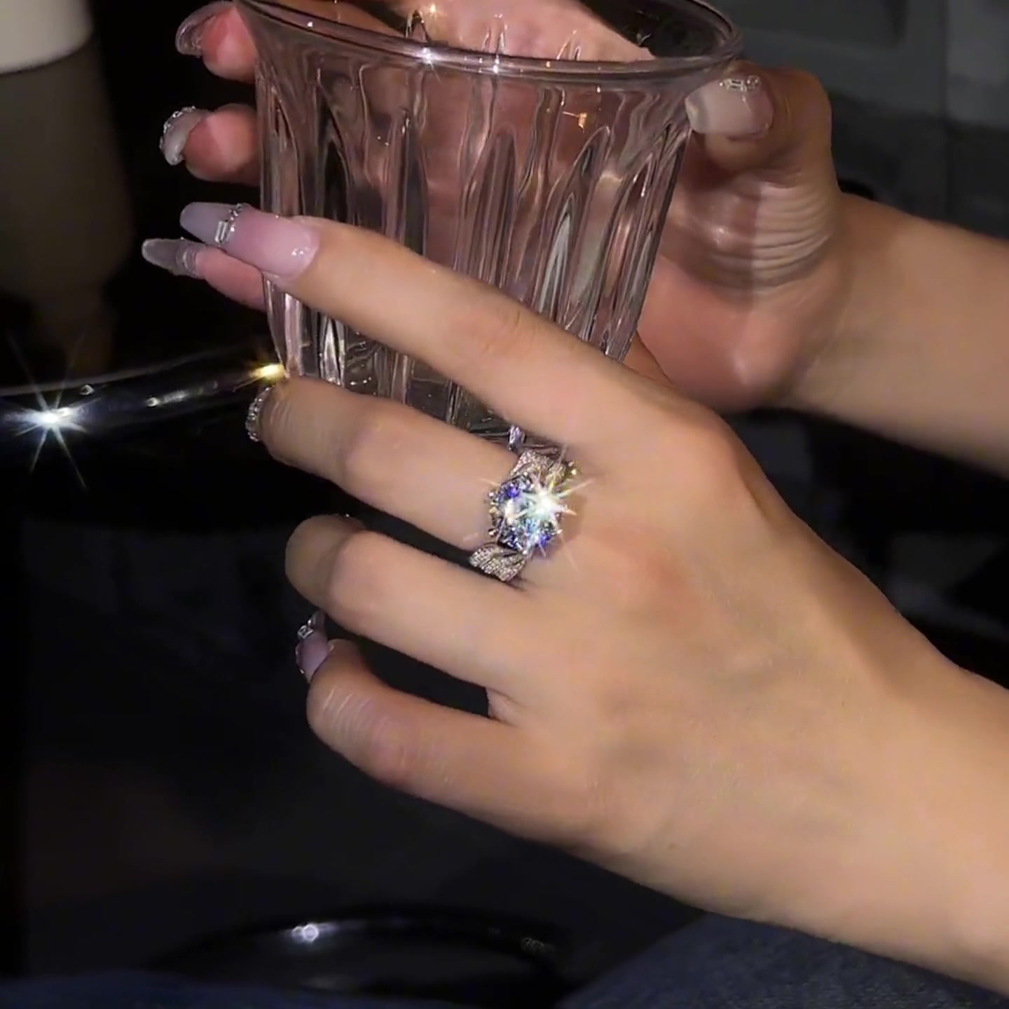 S925 Luxury 5CT Moissanite Ring 广告素材