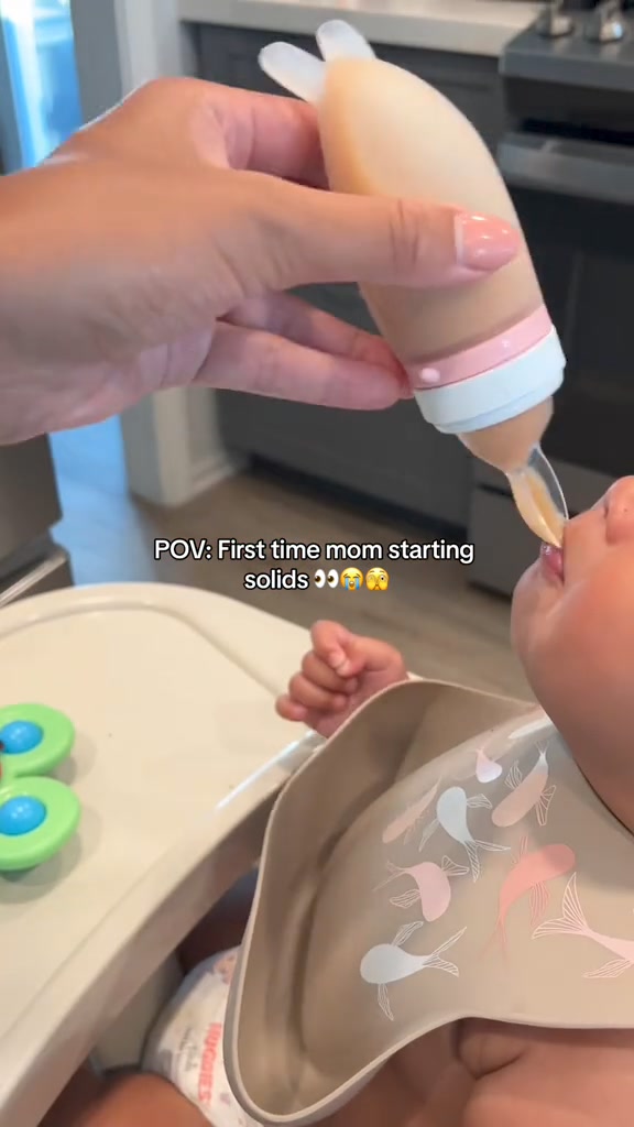 Silicone Baby Squeeze Bottle 广告素材