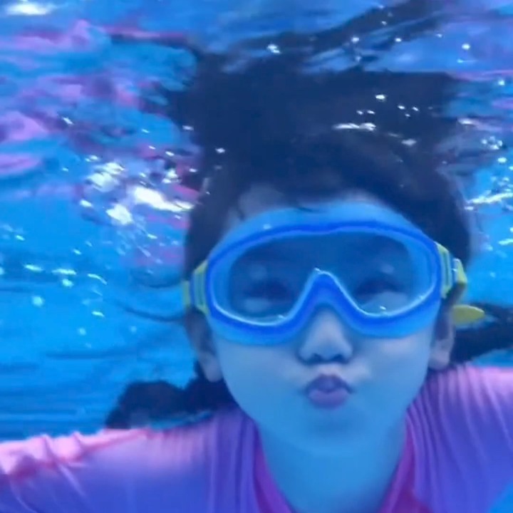 🌊Waterproof Anti-Fog HD Swimming Goggles with Earplugs ad creative