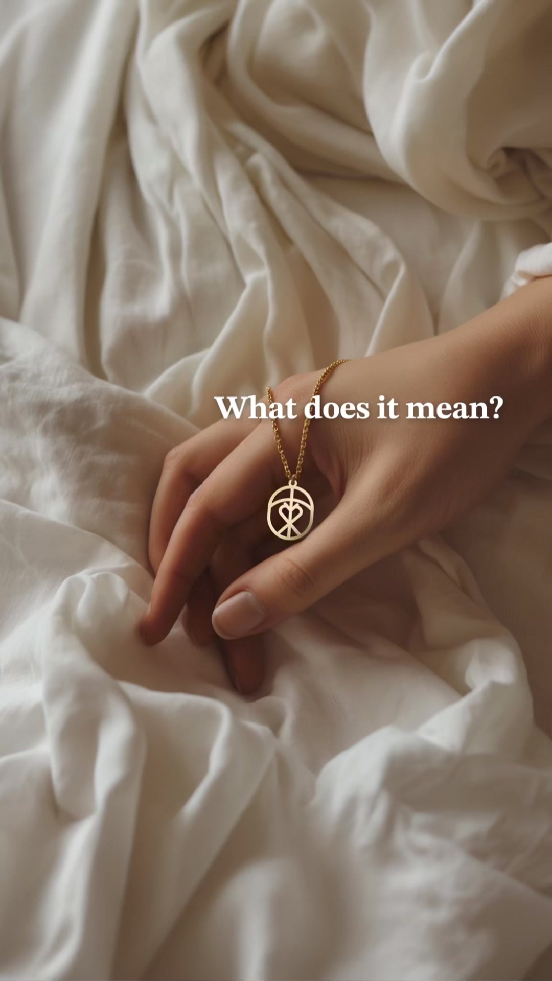 For Her | Bespoke Monogram Necklace 广告素材