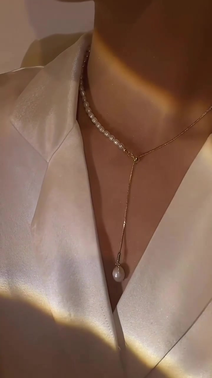 Golden Dream Retro Pearl Necklace 广告素材