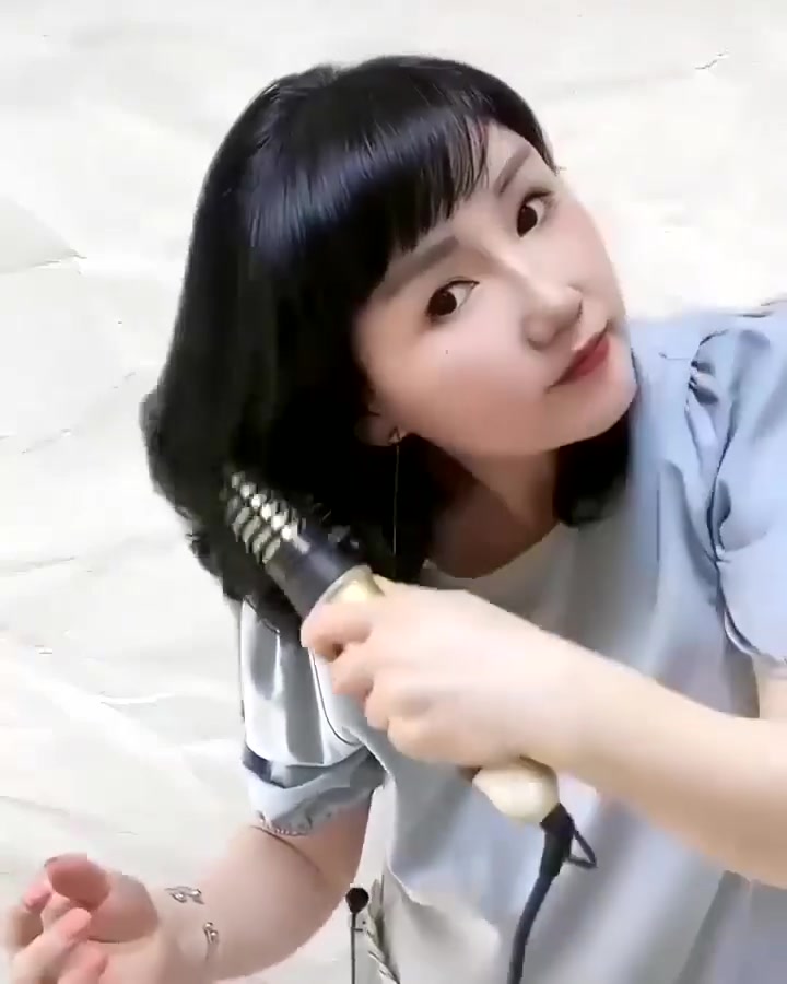 【現貨💖免運】自動吸捲髮器 懶人多功能電動吹風機熱風梳直髮造型梳吸髮捲髮棒 广告素材