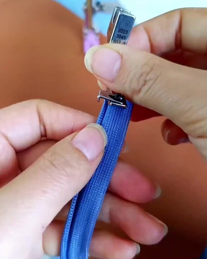 🔥Adjustable Invisible Zipper Guide Presser Foot for Sewing Machine 广告素材