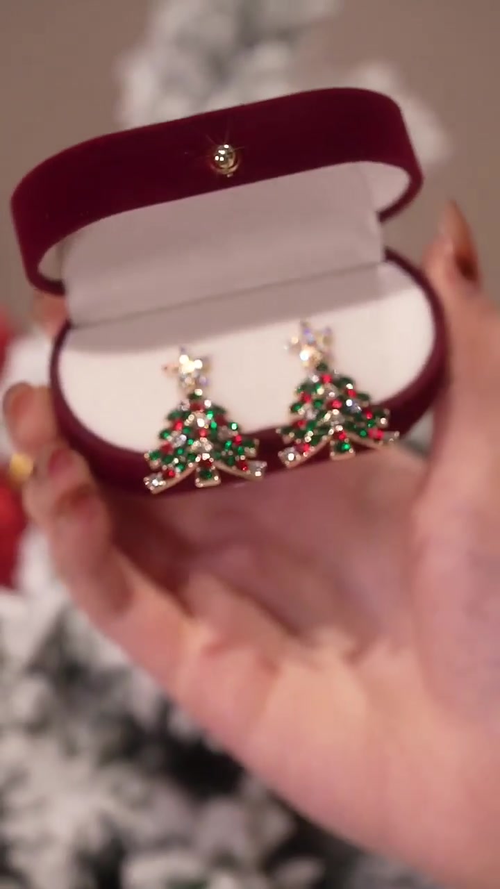 Tree Earrings 广告素材