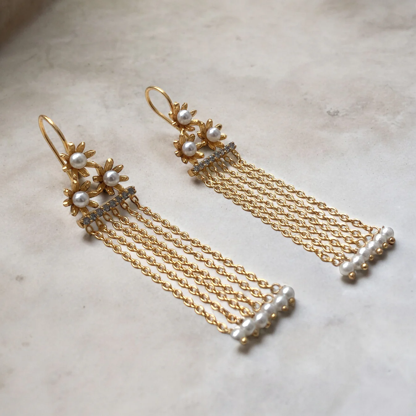 Three Flower Multi Chain Earrings 广告素材