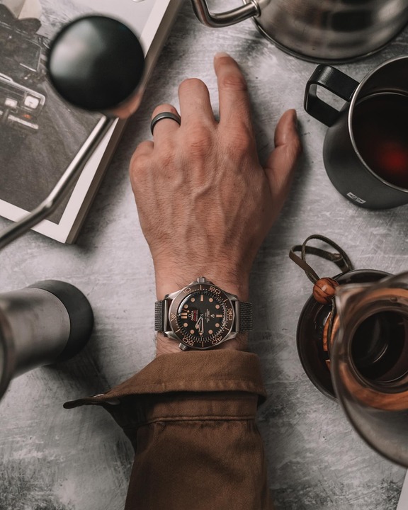 OMEGA Seamaster Diver 300M James Bond 007 2020 Edition 42 mm 广告素材