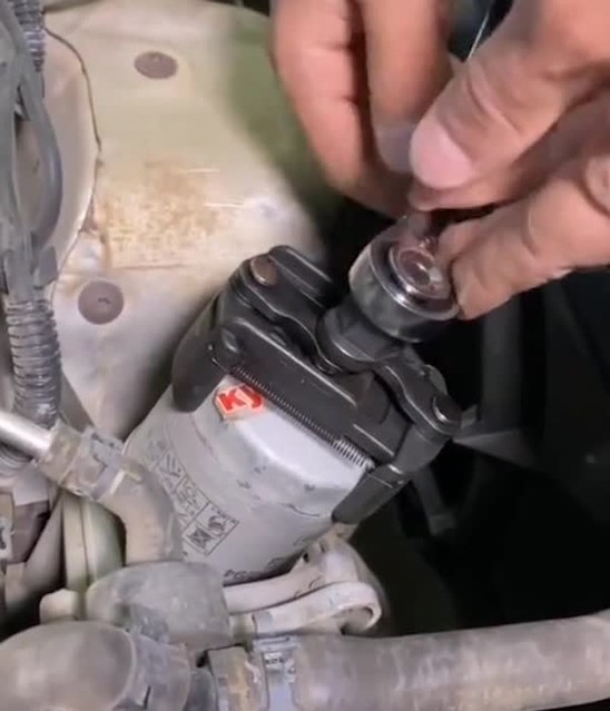 Adjustable Oil Filter Wrench 广告素材