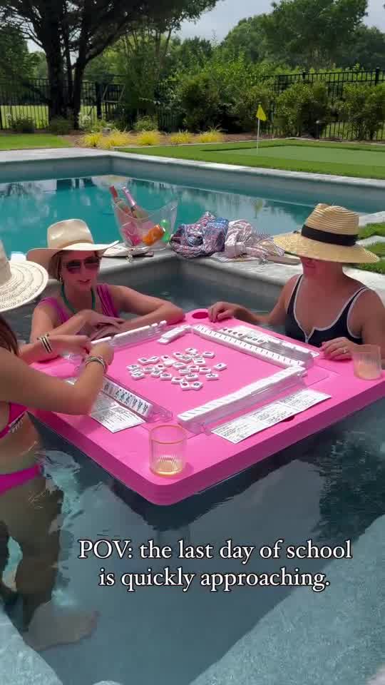 Vintagioo® Floating Game Table 广告素材