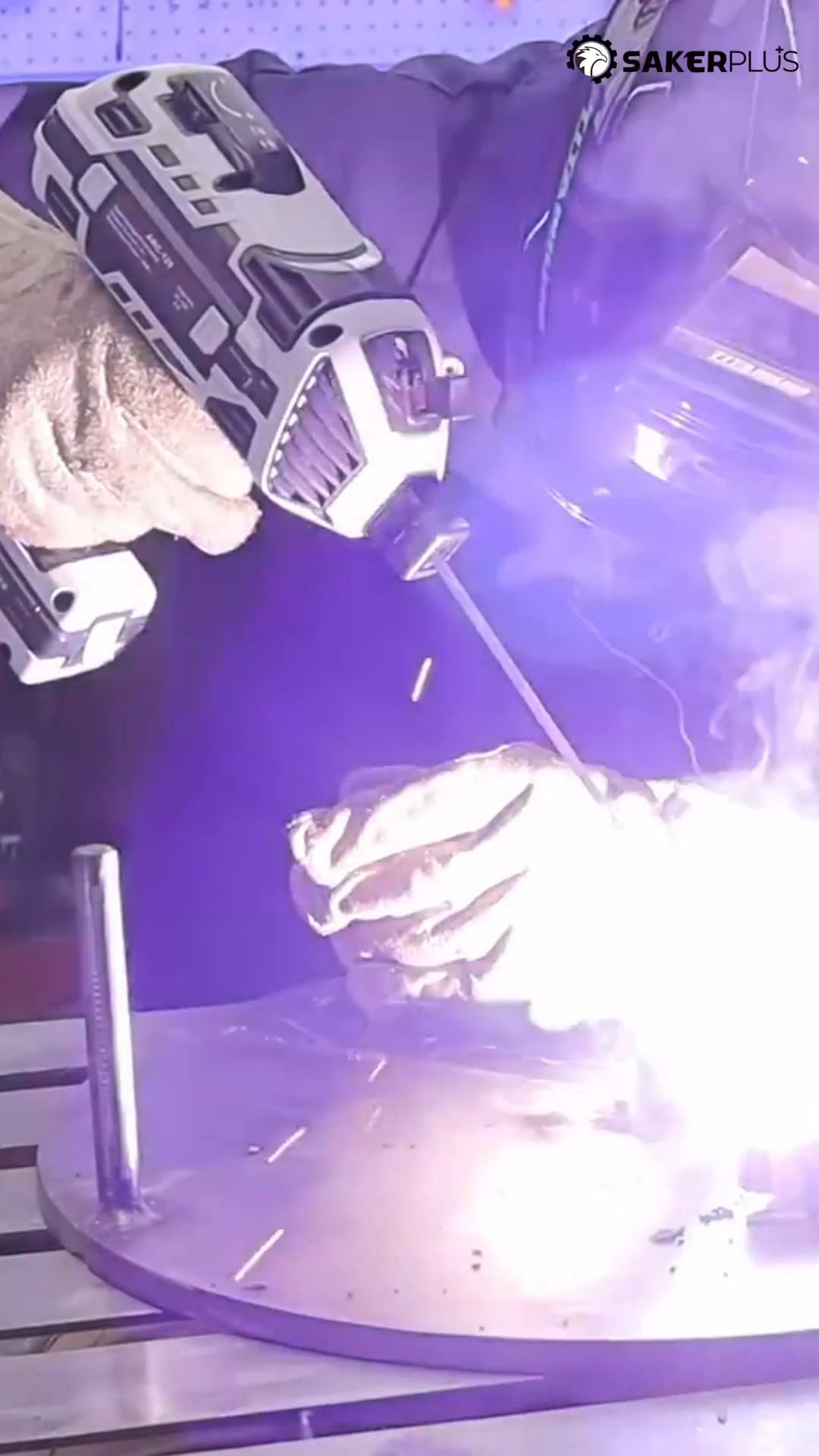 Landing Saker Portable Welding Machine ad creative